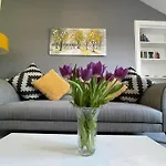 No 10 Immaculate City Centre, Top Floor 2 Bed Flat With Free Parking