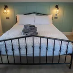 Great Glen Way Canal Side Apartment