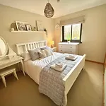 Comfortable, Modern Apartment With Parking. Inverness.