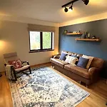 Comfortable, Modern Apartment With Parking. Inverness.