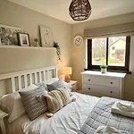 Comfortable, Modern Apartment With Parking. Inverness.