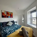 3-Bedroom Flat In The City Centre Next To The River Ness