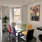 3-Bedroom Flat In The City Centre Next To The River Ness