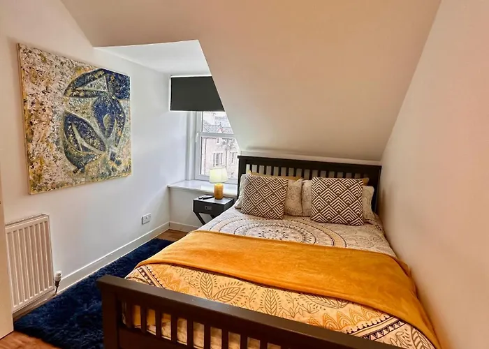 3-Bedroom Flat In The City Centre Next To The River Ness