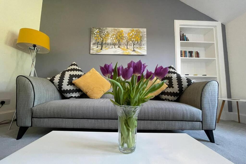 Apartment No 10 Immaculate Centre, Floor 2 Bed Flat With Free Parking *