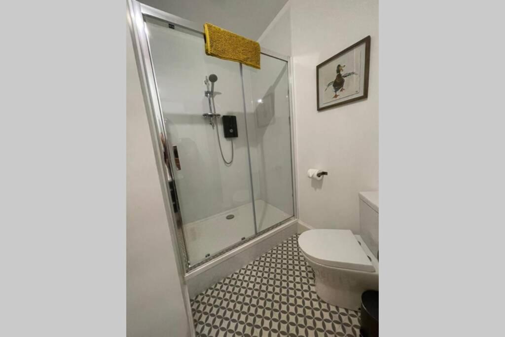 No 10 Immaculate Centre, Floor 2 Bed Flat With Free Parking *