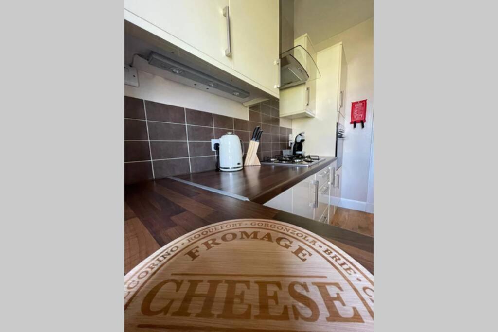 No 10 Immaculate Centre, Floor 2 Bed Flat With Free Parking *