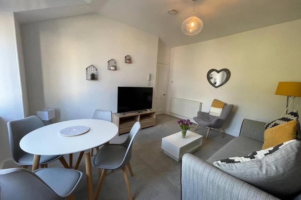 Apartment No 10 Immaculate Centre, Floor 2 Bed Flat With Free Parking