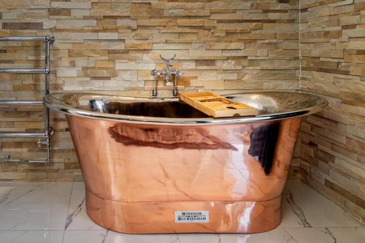 Relax In Super Size Copper Tub - 2 Bedroom Inverness