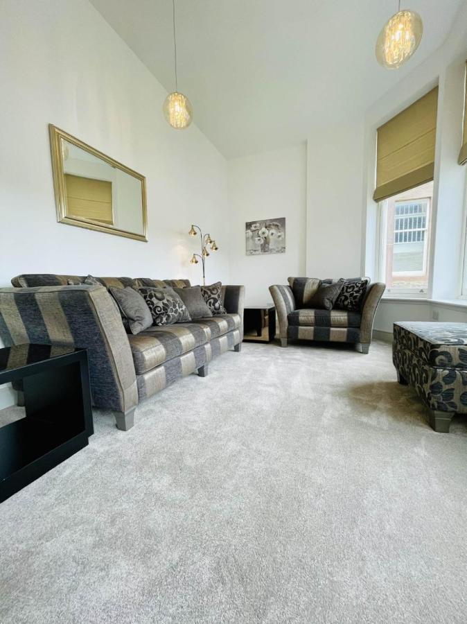 No 49 A Spacious Executive In Apartment *
