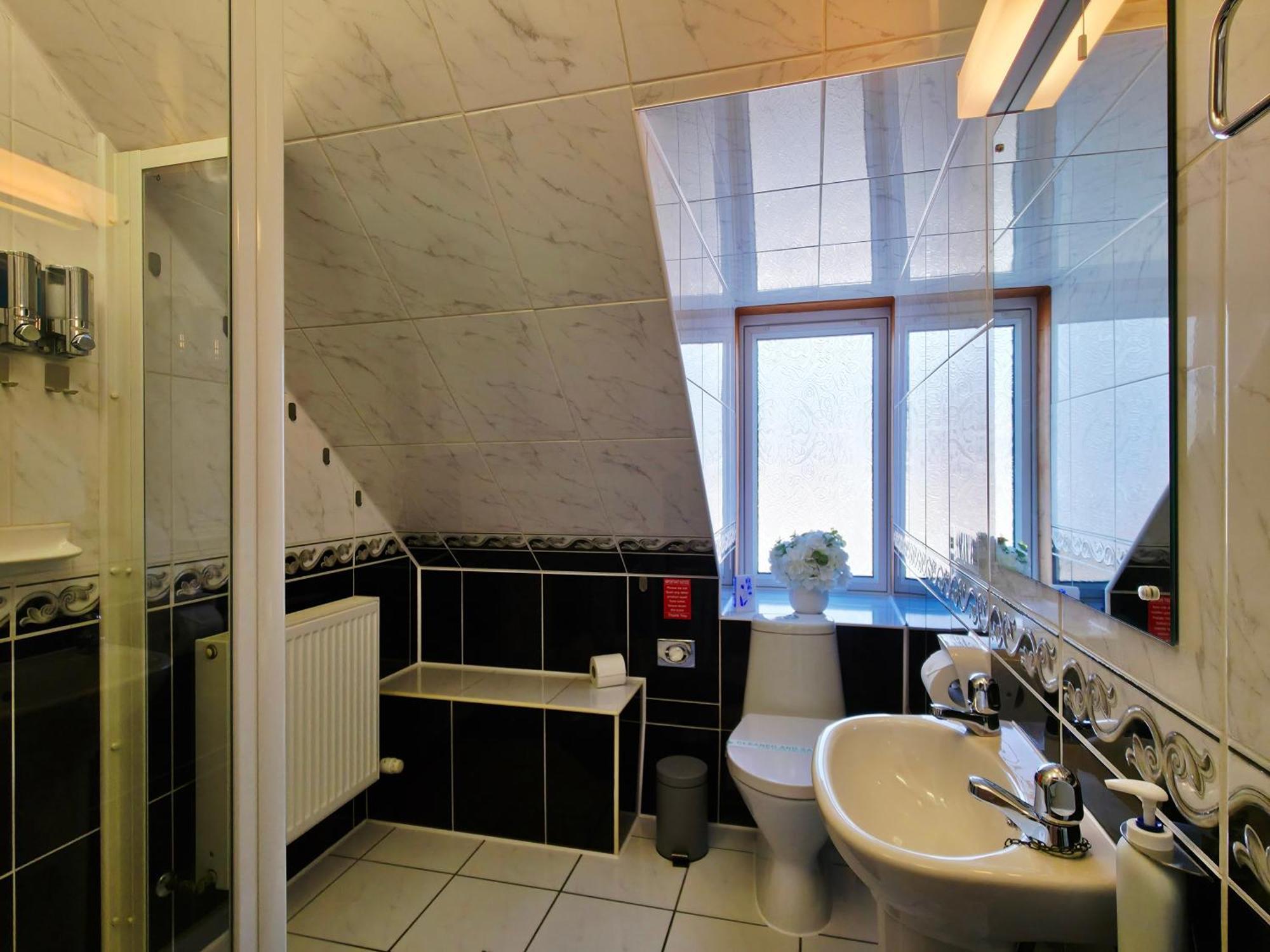 4 Bedroom House Free Parking *