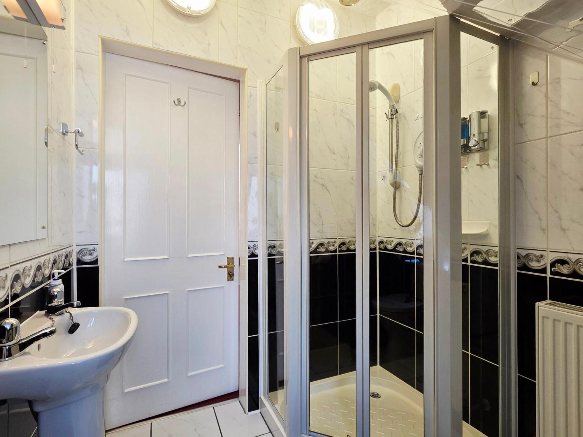 Villa 4 Bedroom House Free Parking *