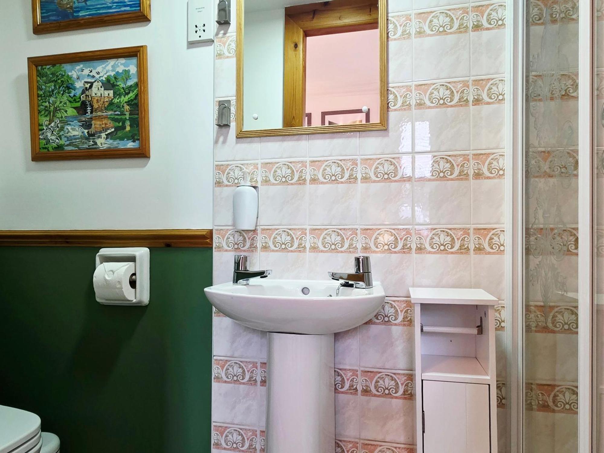 Villa 4 Bedroom House Free Parking *