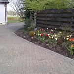 Birchgrove Holiday Apartment--- Free Wifi--