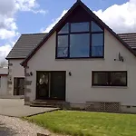 Birchgrove Holiday Apartment--- Free Wifi--