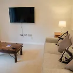 Hedgefield House - Serene Top Floor Flat