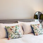 Hedgefield House - Serene Top Floor Flat