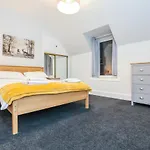 Mystayinn Tomnahurich 3 Bedroom House