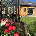 City Central Quiet Garden Apartment With Free Parking