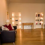 Central 1-Bed Apartment In Inverness Sleeps 4