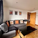 City Centre Apartment Next To Bus And Train Station