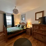 City Centre Apartment Next To Bus And Train Station