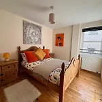 City Centre Apartment Next To Bus And Train Station