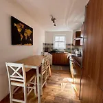City Centre Apartment Next To Bus And Train Station