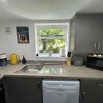 Flat 2A - Modern Flat Close To City Centre Ideal For Couples