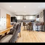 Modern Openplan 3 Bed 4 Bathroom Highland Home