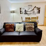 Azim And Suzi\'S City Centre Apartment Inverness