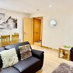 Azim And Suzi\'S City Centre Apartment Inverness