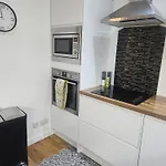 Langley Apartment City Centre Secure Parking 2 Min Walk, Public Transport 1 Min Walk, Great Location Quiet Side Street 2 Bedroom, 2 Bathroom