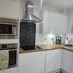 Langley Apartment City Centre Secure Parking 2 Min Walk, Public Transport 1 Min Walk, Great Location Quiet Side Street 2 Bedroom, 2 Bathroom
