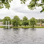 7 Riverside Gardens