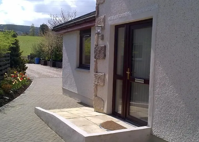 Birchgrove Holiday Apartment--- Free Wifi--