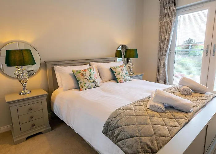 Hedgefield House - Serene Top Floor Flat