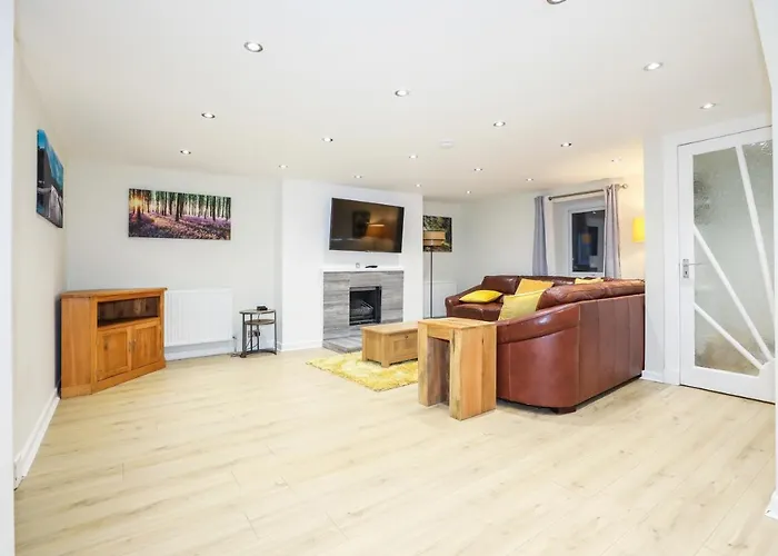 Mystayinn Tomnahurich 3 Bedroom House
