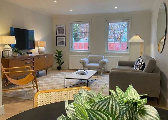 Spacious 2-Bed With Free Parking