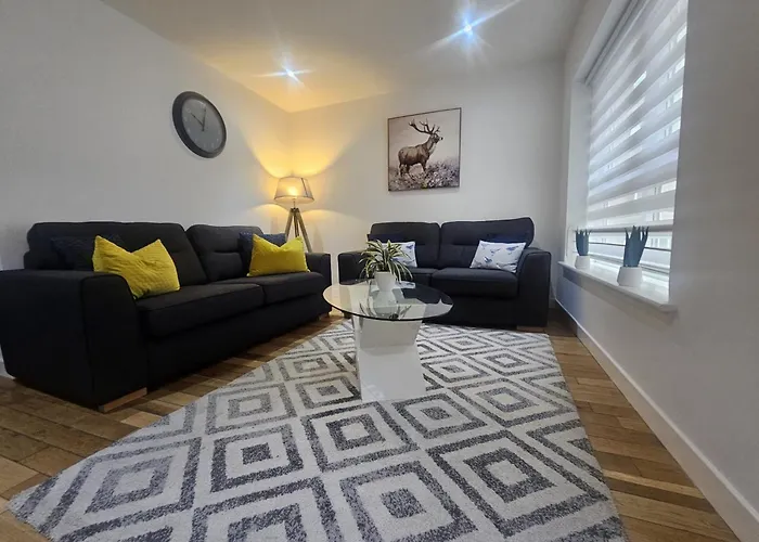 Langley Apartment City Centre Secure Parking 2 Min Walk, Public Transport 1 Min Walk, Great Location Quiet Side Street 2 Bedroom, 2 Bathroom