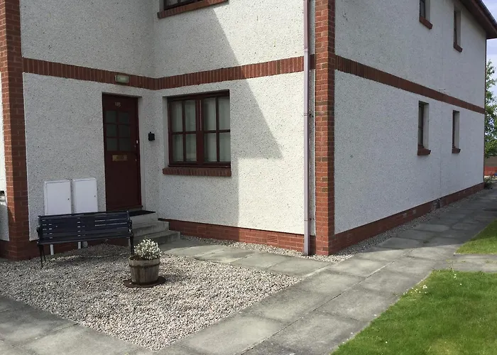 One-Bedroom Apartment - Wyvis Free Parking