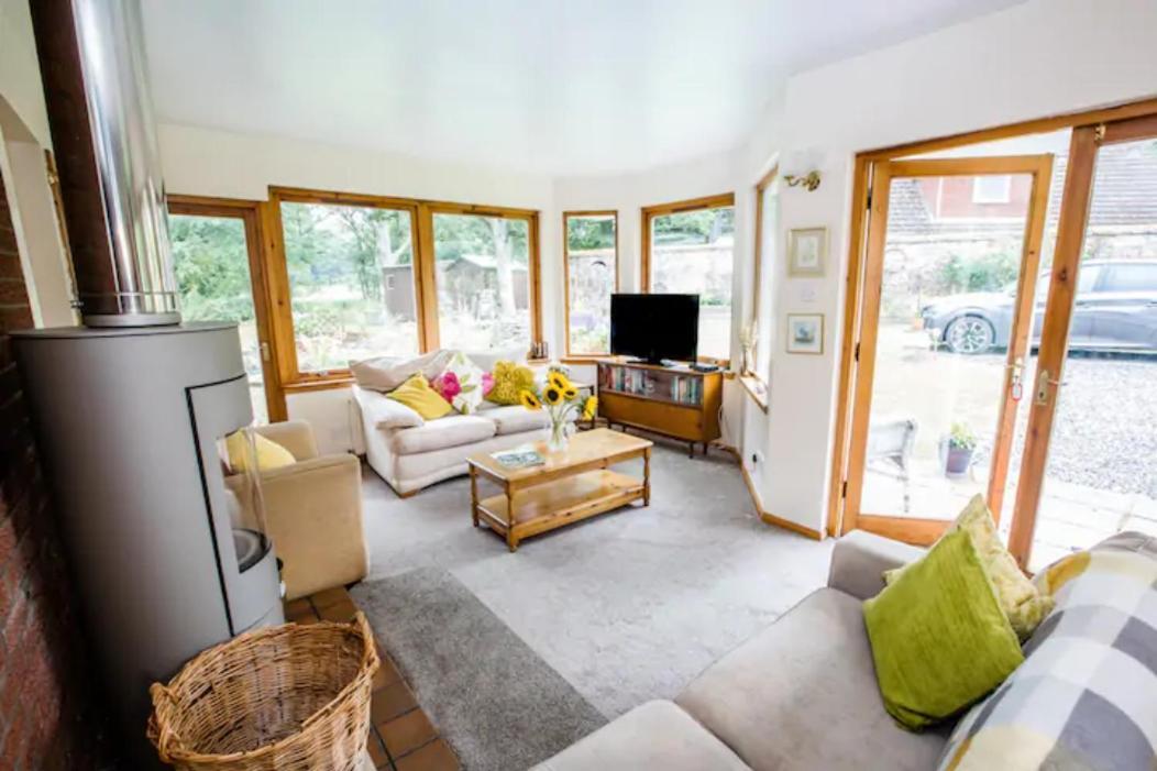 Comforts In Peaceful 2 Acres Holiday home Inverness