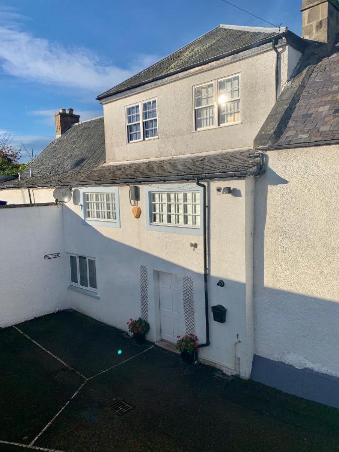 Hill House - Mews Town House, In A Quiet Private Close, In The Centre Of Inverness. *