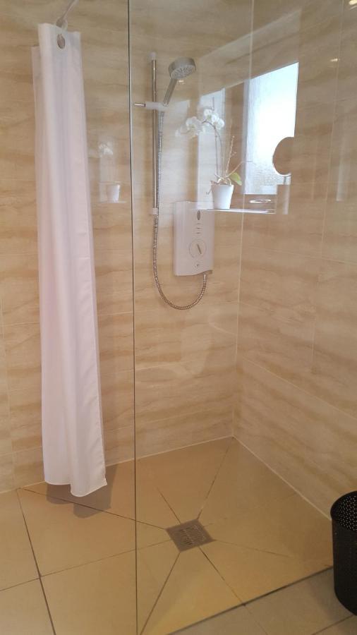 Birchgrove Holiday Apartment--- Free Wifi--