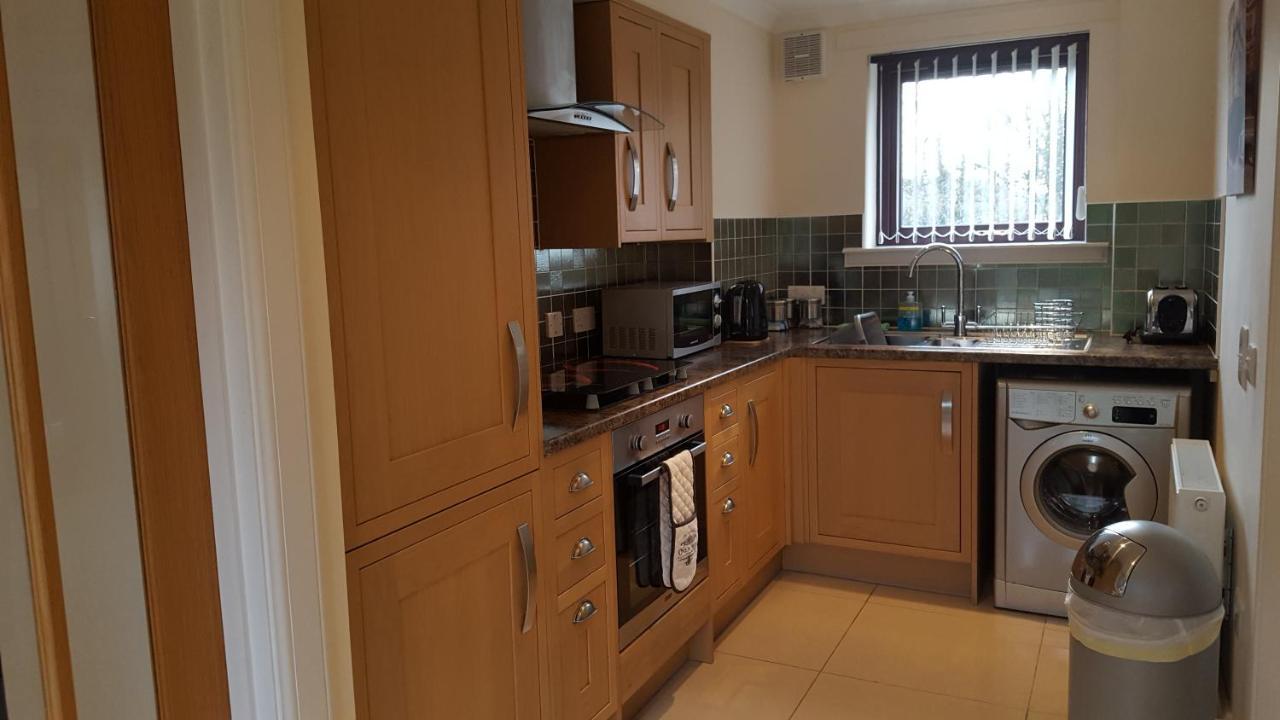 Birchgrove Holiday Apartment--- Free Wifi--