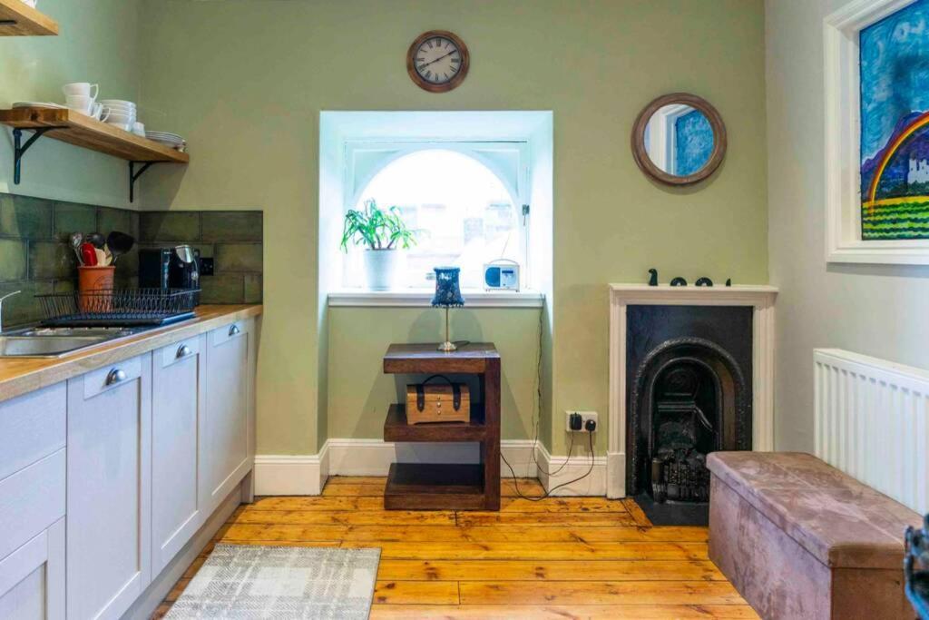Spacious Centre Full Of Character Apartment *