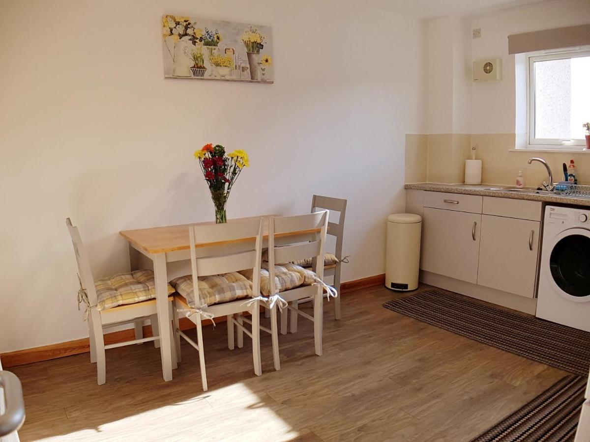 Hill View 2 Bedroom Free Parking Apartment *