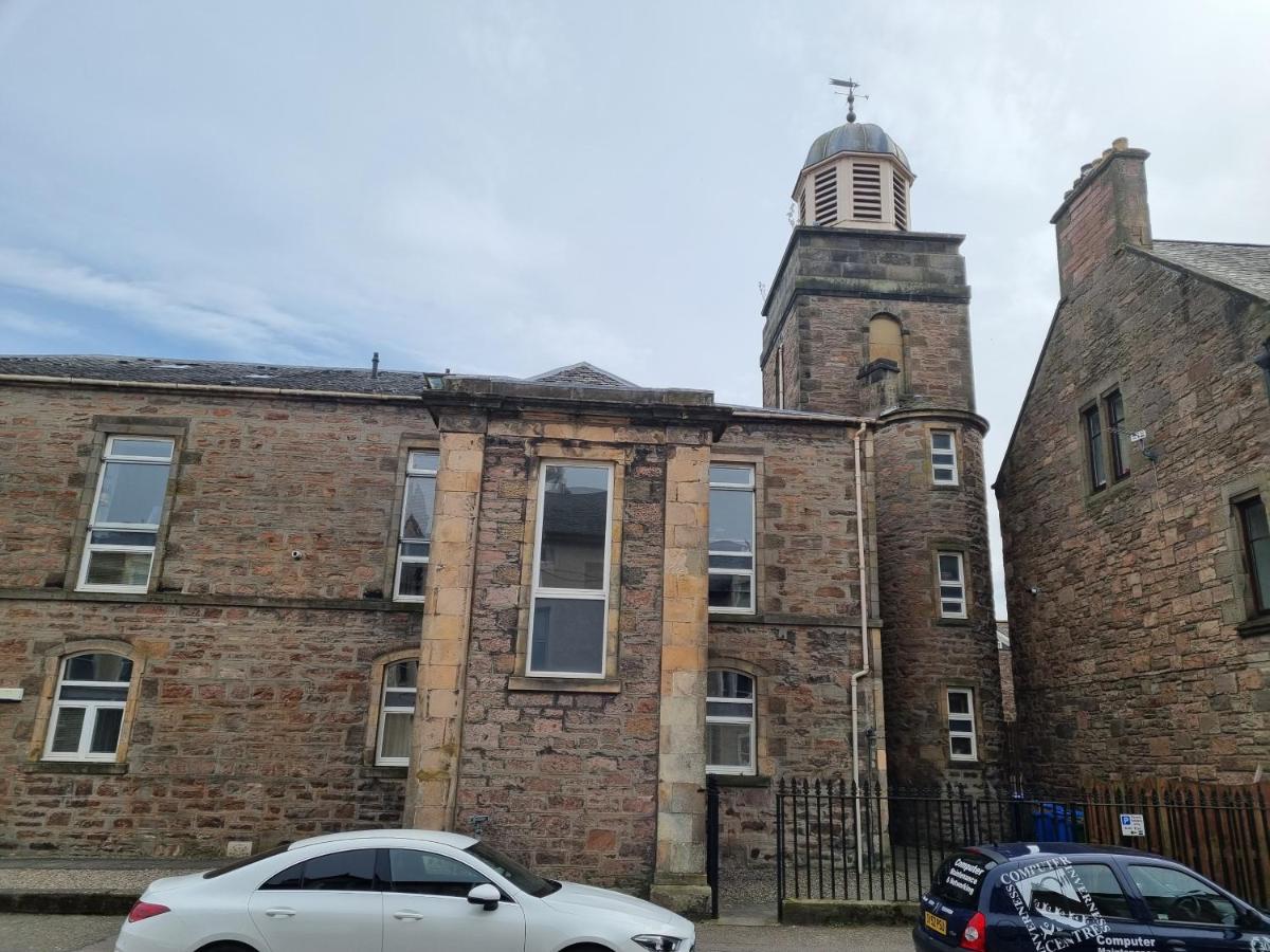 Stunning Spacious On River Ness
