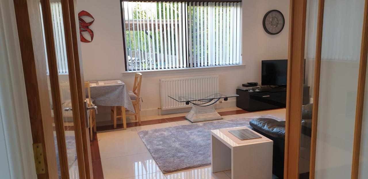 Apartment Birchgrove Holiday Apartment--- Free Wifi-- *