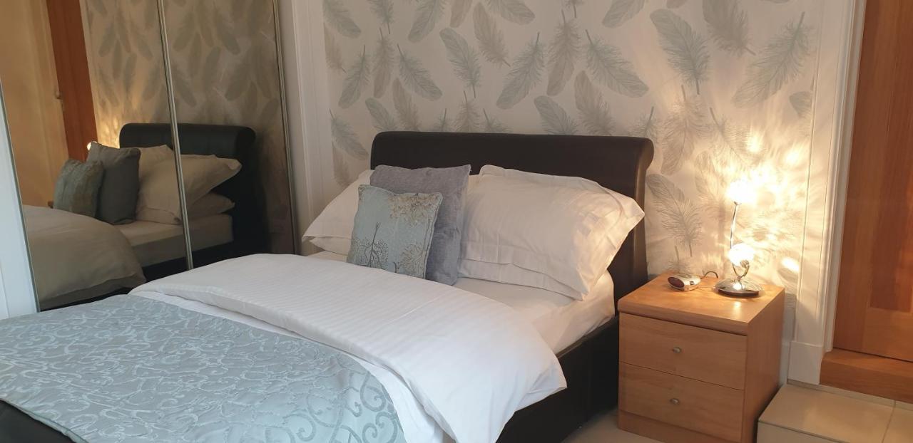 Birchgrove Holiday Apartment--- Free Wifi-- *